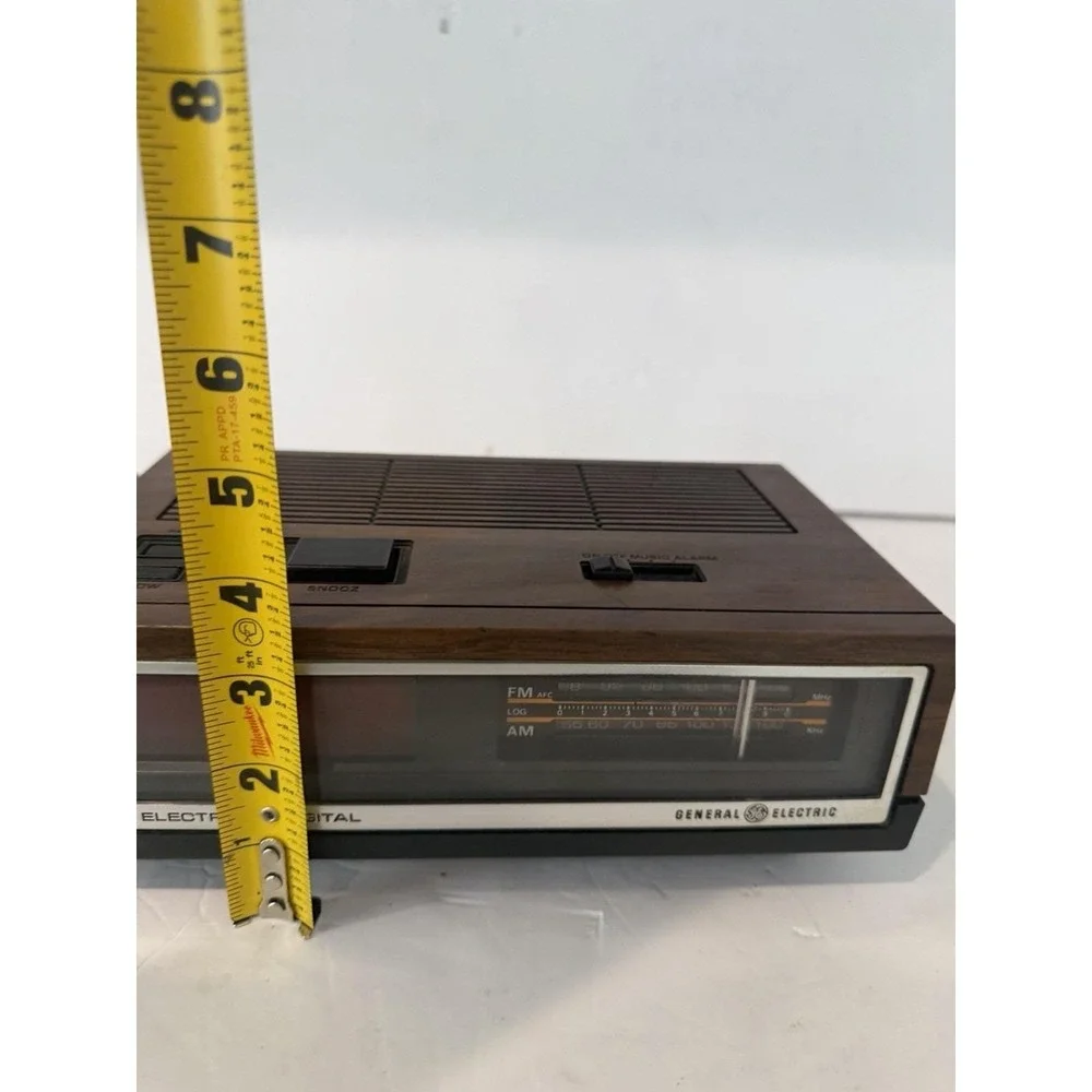 Vintage GE General Electric Clock Radio AM/FM Digital LED Walnut Grain 7-4640A